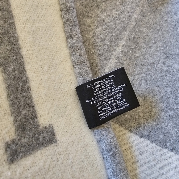 Hermes Avalon III Throw Blanket - Picture 5 of 6